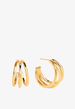 Guld-tone ringørestik med tre sammenfletede løkker, der har en glat, blank finish og sikre post-back lukninger.