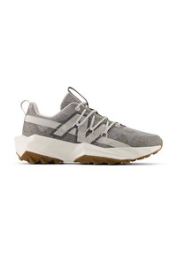 Grijze en witte sport sneaker met bovenwerk van gaas, dikke witte zool, rubberen loopvlak in gumkleur en grijze veters in een zijprofiel weergave.