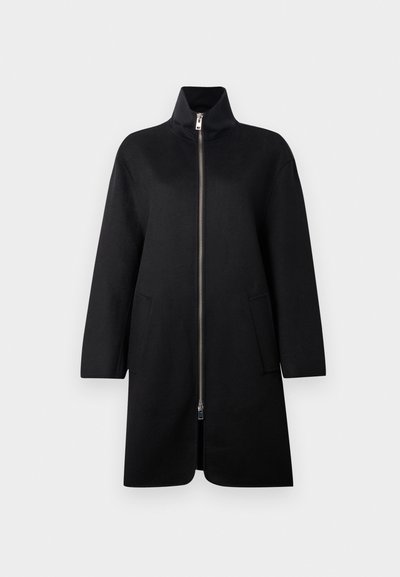 Must mustriga must kaelusega musta värvi jakk, tehtud pehmest kangast. Omab kahte esikotti ning laia, sirget lõiget. Sile tekstuur.