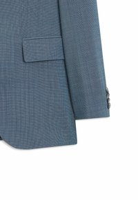 Manche de veste de costume homme texturée bleue et poche à rabat avec trois boutons au poignet, présentées sur fond blanc.