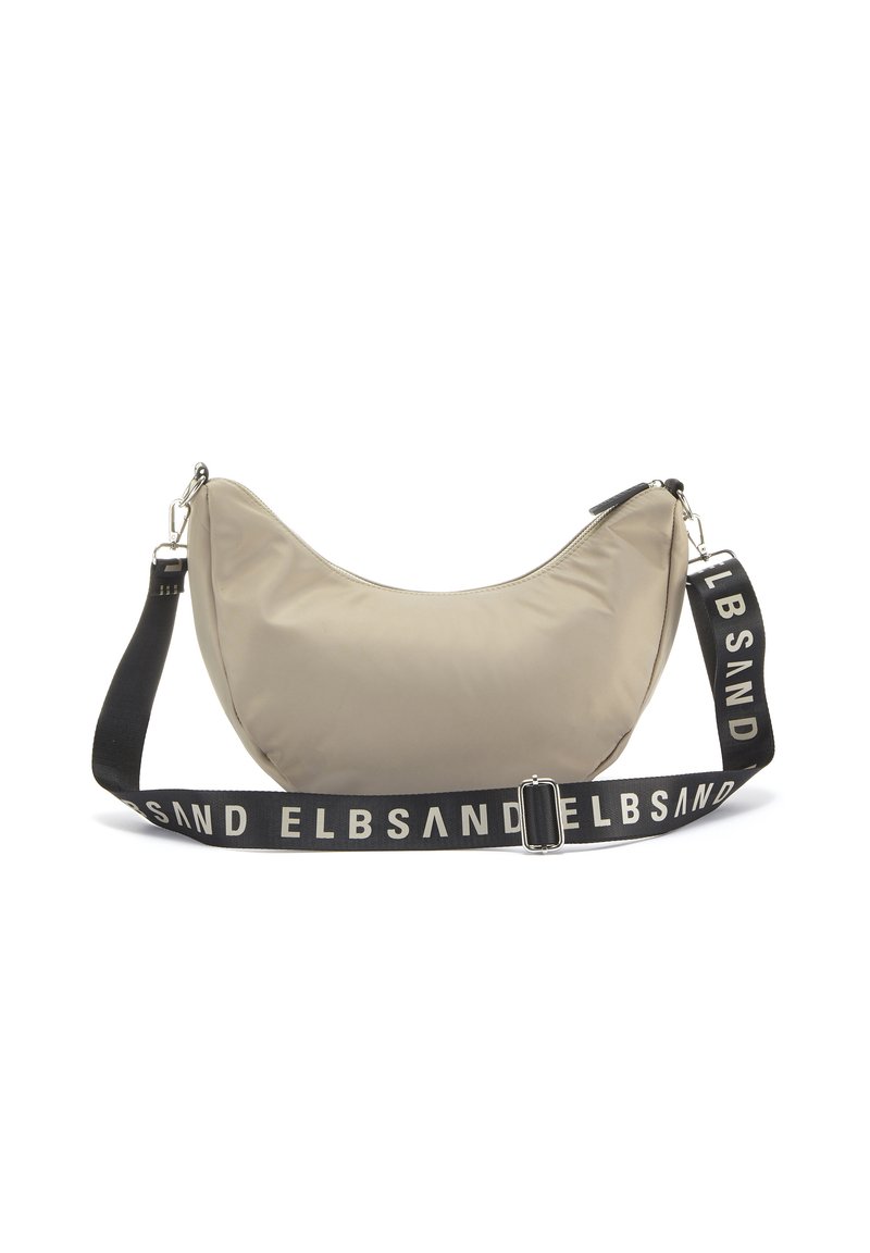 Beige Nylon Schultertasche mit einer geschwungenen Form, ausgestattet mit einem schwarzen Trageriemen mit weißer Schrift und silbernen Hardware-Akzenten.
