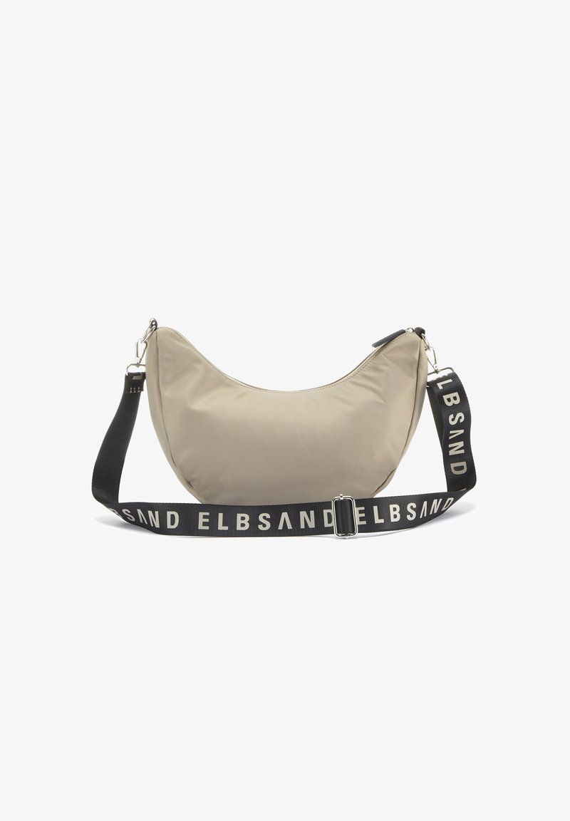 Beige Nylon Schultertasche mit einer geschwungenen Form, ausgestattet mit einem schwarzen Trageriemen mit weißer Schrift und silbernen Hardware-Akzenten.