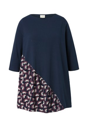 Camiseta azul marino con mangas tres cuartos, que presenta un lateral estampado en crema y burdeos, con un diseño asimétrico y textura suave.