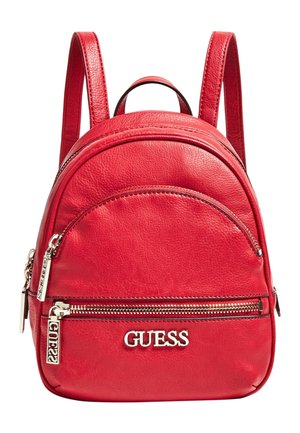 Kleine rode leren rugzak met twee ritsvakken en zilveren GUESS-logo op het voorvak.