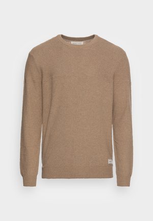 Beiger Strickpullover mit Rundhalsausschnitt, strukturiertem Muster, gerippten Bündchen und Saum. Mit kleinem Markenetikett an der Seite.