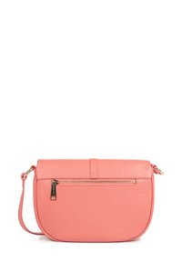 Borsa a tracolla in pelle corallo con una texture liscia, accentuata da una cerniera dorata e un design piatto e arrotondato. Presenta una tracolla regolabile.