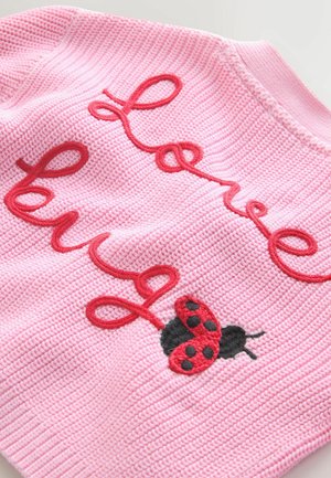 Material tricotat roz cu broderie roșie îndrăzneață care scrie „Love Bug”, având un design detaliat cu o buburuză neagră și roșie în partea de jos.