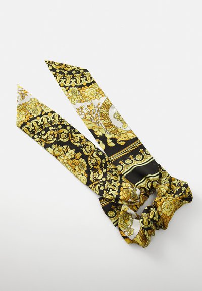 Seidenschal mit einem auffälligen schwarz-goldenen Blumenmuster, das mit filigranen Designs, spitzen Enden und einem gerafften Abschnitt für vielseitige Stylingmöglichkeiten versehen ist.