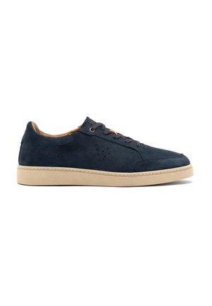 Blaue Wildledersneaker mit runder Spitze, beiger Gummisohle und passenden Schnürsenkeln. Verfügt über ein perforiertes Design-Element an der Außenseite.