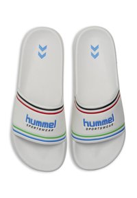 Des sandales blanches à glissière avec une finition lisse, arborant un logo "hummel" et des accents rayés en rouge, vert et bleu. Deux motifs en chevron bleus.