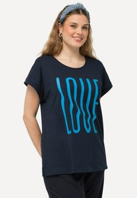 Camiseta navy hecha de tela suave, con un gran diseño de texto azul "LOVE". Mangas cortas y cuello redondeado.