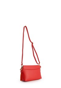 Rote Ledertasche für den Kreuzkörper mit einer flachen, rechteckigen Form, einem langen Riemen und einer glatten Textur. Verfügt über goldfarbene Beschläge am Riemen.