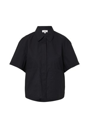 Maglietta nera a maniche corte con colletto classico, dotata di due tasche frontali, taglio dritto e una texture di tessuto liscia e leggera.