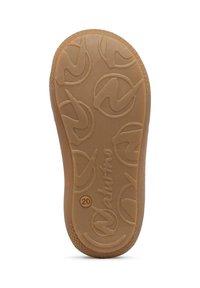 Semelle de chaussure en caoutchouc marron présentant un motif de grip texturé avec un logo circulaire et le numéro "20" embossé près du bord.