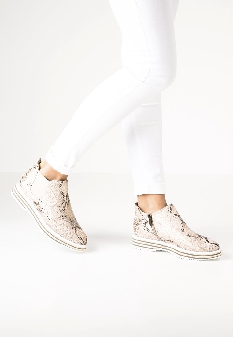 Stivaletti alla caviglia in beige chiaro con motivo in pelle di serpente, con zip laterale, suola in gomma con strisce bianche e texture liscia.