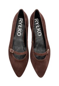 Ballerines en suède marron avec un bout pointu, dotées d'une sangle et d'un petit détail de boucle, et d'une semelle intérieure noire douce.