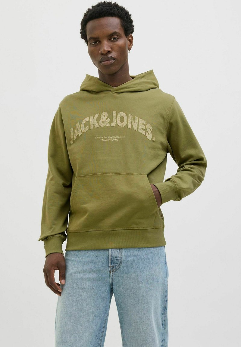 Alyvų žaliai kirptas džemperis su priekinėmis kišenėmis, puikuojantis šviesių atspalvių "JACK&JONES" logotipu. Ilgos rankovės ir raštuoti rankogalviai puikiai užbaigia šį dizainą.
