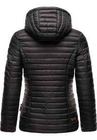 Doudoune noire avec capuche, présentant un design matelassé, une texture lisse et un petit logo en cuir sur le bas à gauche.