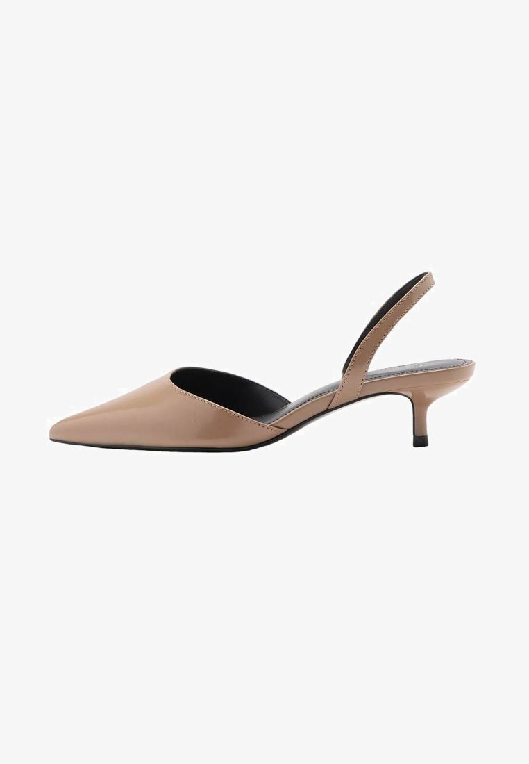 Beżowe lakierowane szpilki typu slingback z wąsim czubkiem, smukłym obcasem i czarnym wnętrzem. Charakteryzują się minimalistycznym wzornictwem i gładką teksturą.