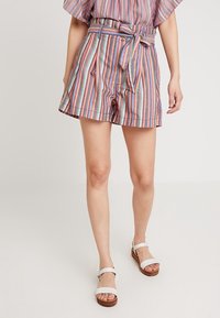 Shorts rayés multicolores en tissu léger avec une taille ceinturée. Caractéristiques : plis et coupe ample pour plus de confort.