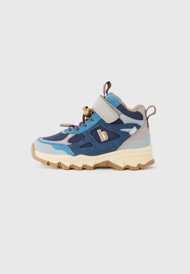 Bottes de randonnée pour enfants en tissu bleu et gris, avec une sangle Velcro, des lacets marron et une semelle en caoutchouc tan robuste avec un motif ondulé.