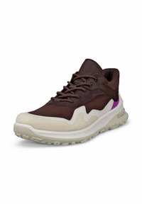 Brauner und cremefarbener Sportschuh mit einem strukturierten Obermaterial aus Stoff, Gummisohle und lila Akzent an der Seite. Verfügt über eine Schnürung und gepolsterten Kragen.