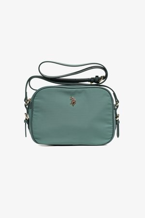 Pequeño bolso bandolera rectangular en color verde azulado con correa ajustable y emblema dorado de jinete de caballo en la parte frontal sobre fondo blanco.