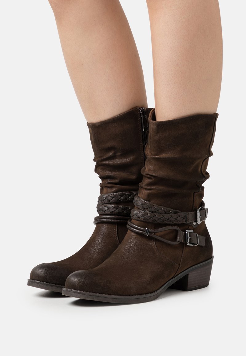 Bottes en simili cuir marron à cheville avec un tige froncée, des accents tressés, une fermeture éclair latérale et un talon bloc. Matériau texturé avec une finition mate.