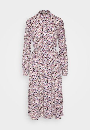 Langärmliges Kleid mit hohem Kragen, verziert mit einem Blumenmuster in lila, pink und weiß, an der Taille mit einem passenden Bindegürtel gerafft.