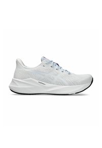 Zapatillas de correr ligeras con una parte superior de malla blanca transpirable, cordones azul claro, entresuela blanca texturizada y suela de goma negra.