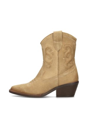 Bota cowboy de ante color marrón claro con punta afilada, tacón bajo y apilado, patrones de costura decorativa y lengüetas en el caña para facilitar su puesta.