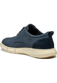 Sneaker blu navy con tomaia in tessuto testurizzato, dettagli in suede e suola in gomma beige. Presentano chiusura con lacci e collare imbottito.