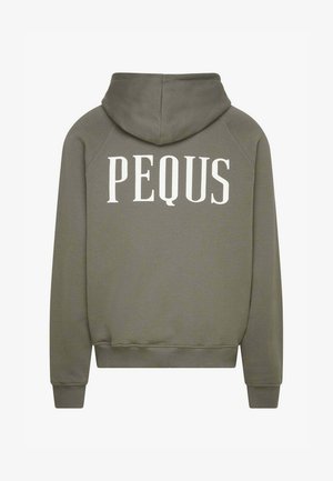 Hoodie vert olive avec une finition texturée, arborant un grand imprimé blanc "PEQUS" au dos. Comprend une capuche avec cordon de serrage et des poignets côtelés.