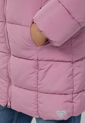 Doudoune rose clair avec un design matelassé, dotée d'une fermeture éclair à l'avant, de poches latérales et d'un petit logo de la marque sur l'ourlet.