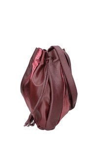 Bordeauxleren tas met een gestructureerd oppervlak, opgeknopte ontwerp en satijnen accenten. Voorzien van een afneembare schouderband en kwastdetails.