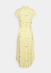 Vestito midi giallo a fiori con maniche corte, colletto a camicia con bottoni, cintura regolabile e orlo asimmetrico. Presenta un motivo floreale bianco e marrone.
