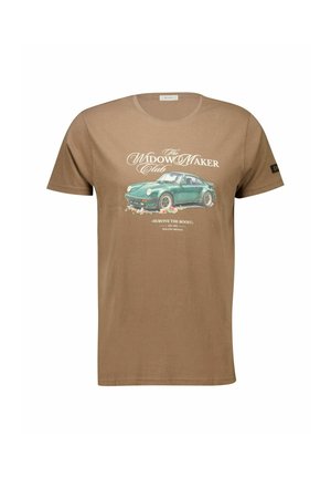 T-shirt marron avec un graphisme de voiture de sport vintage verte et le texte "The Widow Maker Club, Survive the Boost" sur le devant.