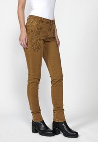 Koroshi Slimfit džínsy - ocre ochre