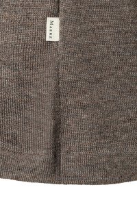 Stickad brun tröja med en strukturerad yta, med en liten etikett som har "MAERZ." Tyget har ett mjukt, varmt utseende och ribbade kanter.
