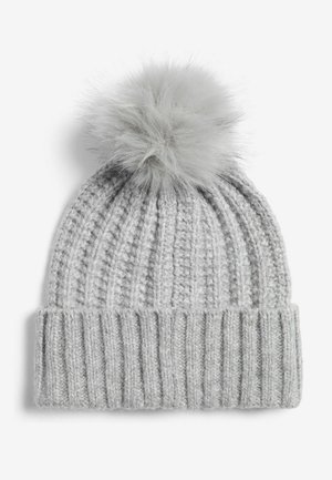 Căciulă tricotată gri, din lână, având o textură răsucită, cu o margine groasă pliată și o pompon moale din blană în vârful său.