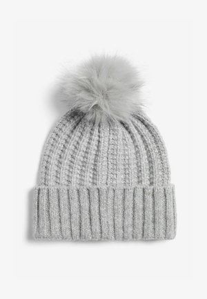 Căciulă tricotată gri, din lână, având o textură răsucită, cu o margine groasă pliată și o pompon moale din blană în vârful său.