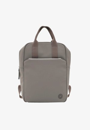 Sac à dos gris avec deux poignées supérieures et des bretelles réglables. Extérieur lisse, poche zippée à l'avant et un détail de logo circulaire.
