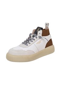 High-top sneakers met een bovenwerk van wit leer met bruine accenten, gestructureerde veters en een dikke rubberen zool. Klein treklusje aan de achterkant.