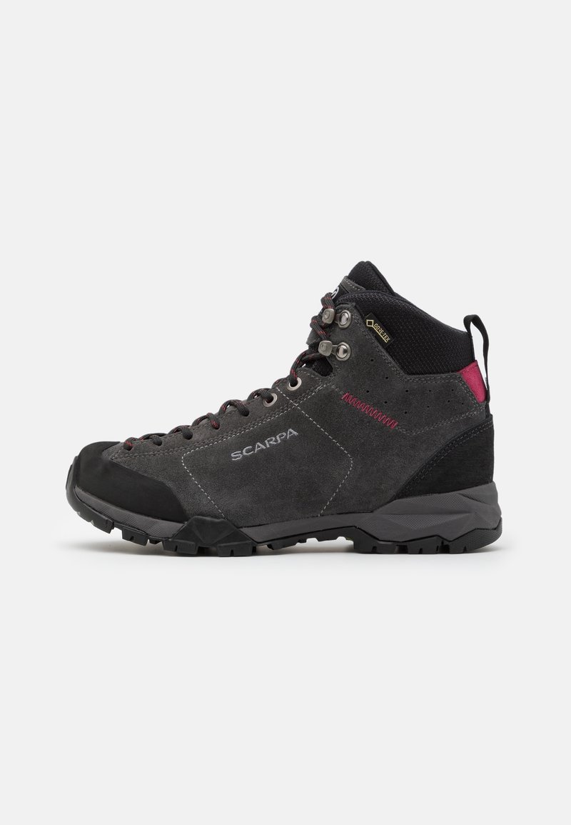 Botas de senderismo gris con puntera de goma negra, ojales de metal y acentos en rosa. Fabricadas en ante y cuentan con un cuello texturizado en negro.