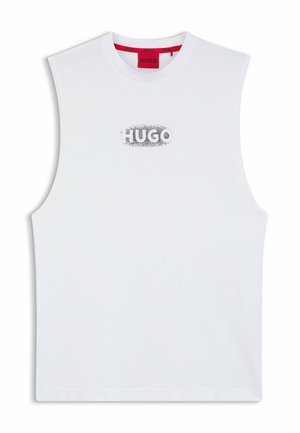 Hvid ærmeløs top med rund halsudskæring og et sort prikformet oval, der omgiver "HUGO"-logoet på brystet, samt en rød inderetiket ved halsen.