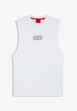 Hvid ærmeløs top med rund halsudskæring og et sort prikformet oval, der omgiver "HUGO"-logoet på brystet, samt en rød inderetiket ved halsen.