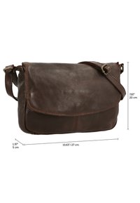 Tmavohnedá kožená crossbody taška s nastaviteľným ramienkom, klopovým zapínaním, rozmery 27 cm na šírku, 20 cm na výšku a 5 cm do hĺbky.