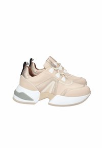 Sneakers in pelle beige con suola bianca spessa, dettagli testurizzati e chiusura con lacci. Presenta un'etichetta posteriore in oro metallizzato e cuciture laterali.