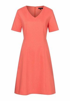 Robe courte corail à manches courtes, design en V, corsage ajusté, jupe fluide, tissu lisse, fermeture éclair au centre du dos, sans motifs ni accents.