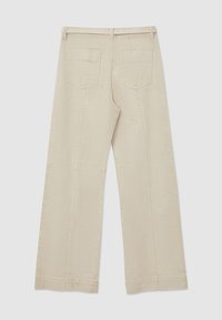 Pantaloni beige a gamba larga, materiale in cotone, due tasche posteriori, cuciture visibili, texture liscia, progettati con un taglio dritto e dettagli minimi.